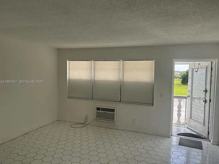 89 Berkshire E #89-D — Photo 3