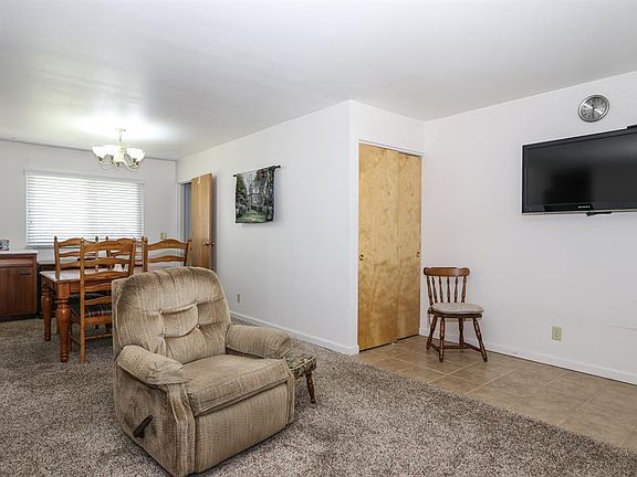 3rd image of 372 Fenwick Dr