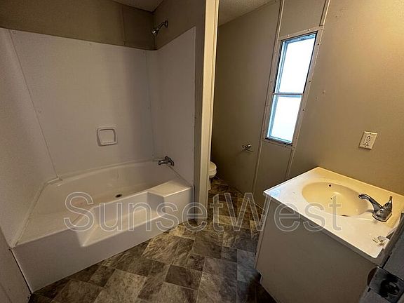 5th image of 601 Sunshine Dr