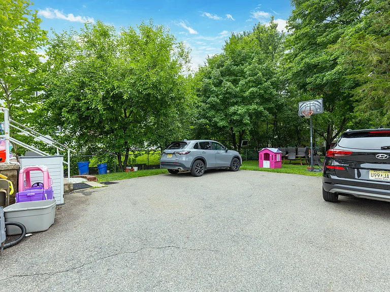 139 Van Ave — Photo 14
