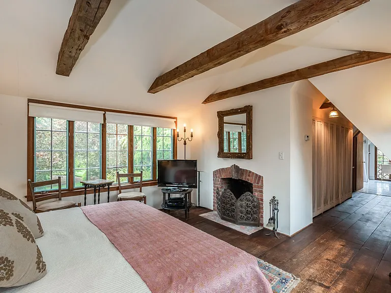 64 Huntting Ln — Photo 3