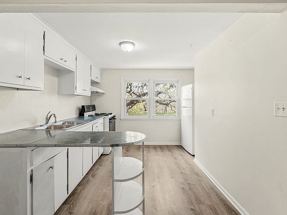 5th image of 3821 Foss Rd #1