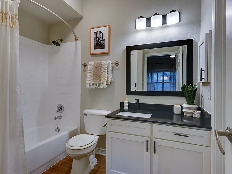 Laurel Canyon Apartments — Photo 14