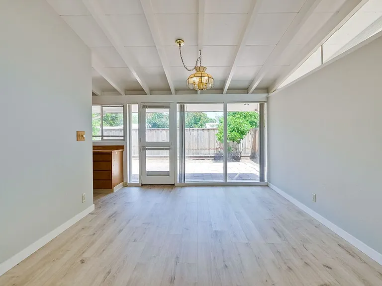3049 Harding Ave — Photo 9