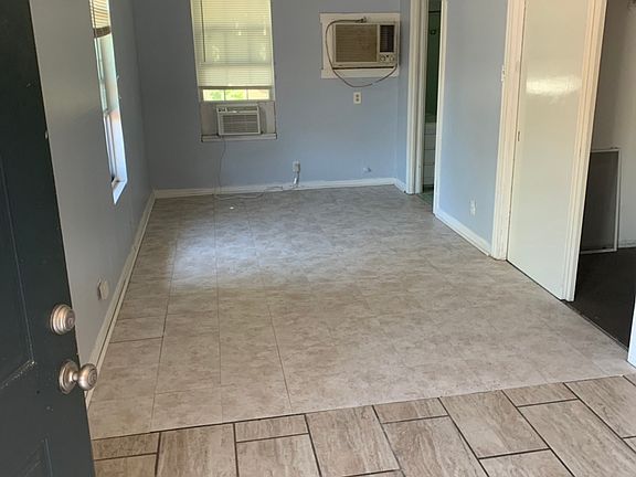 3rd image of 715 S Carancahua St APT A
