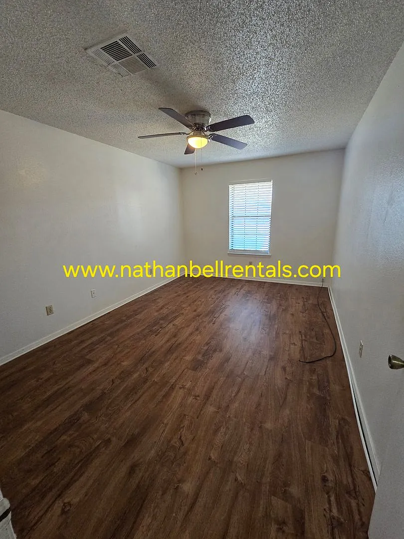 1305 E Houston St — Photo 4