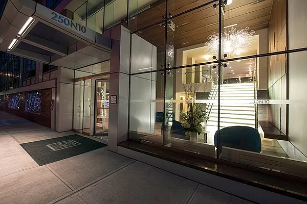 Rented by Greystar | media 18