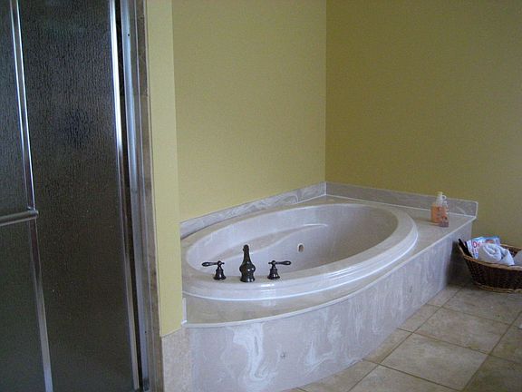 Master Whirlpool & Separate Shower