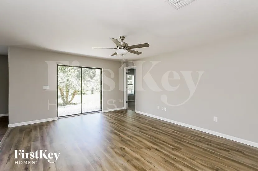 3 bed, 2.0 bath, 1357 sqft, $2,200 — Photo 2