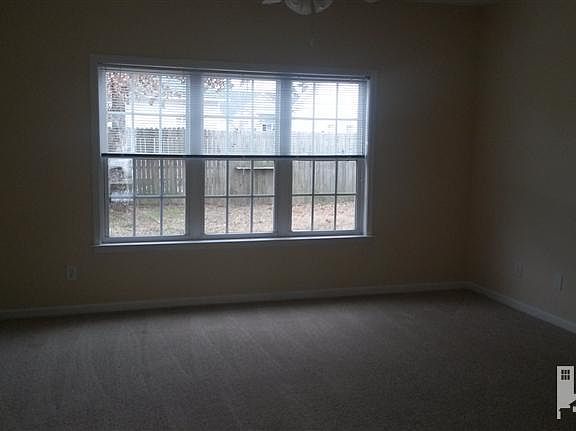 3rd image of 3117 Thistlewood Drive NE