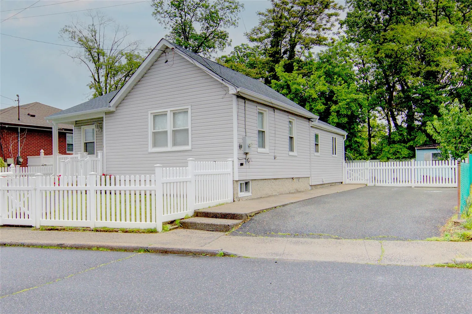 465 Eureka Avenue photo 1