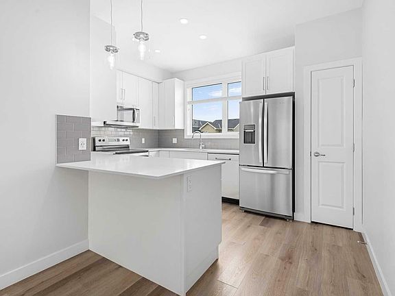 5th image of 16 Evanscrest Park NW #408