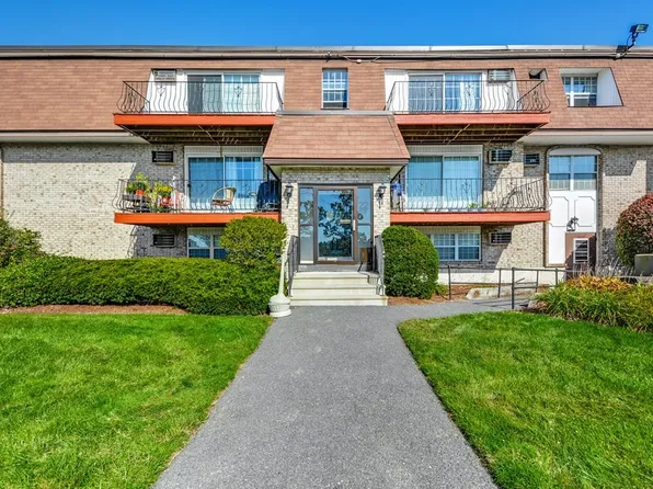 22 Williamsburg Ct Unit 2, Shrewsbury, MA 01545