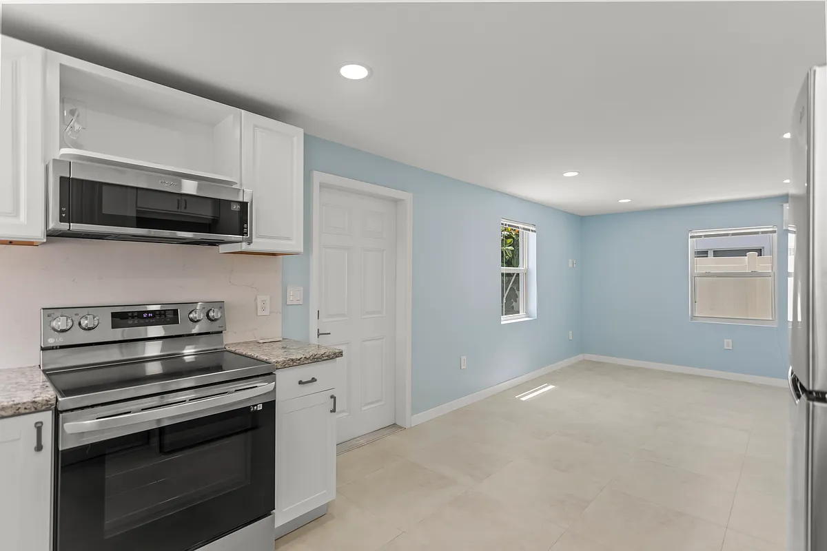 Building Photo - 2030-2032 NE 2nd St #1