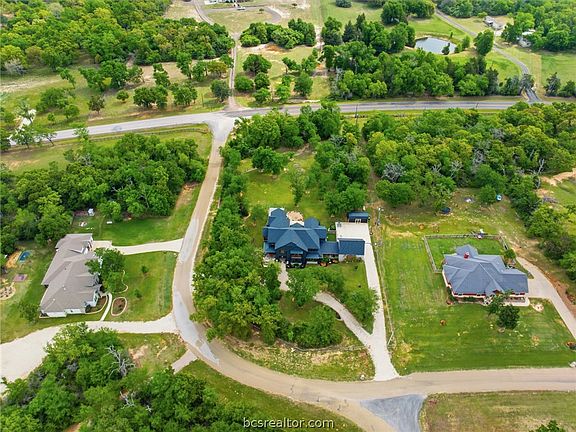 3rd image of 215 Woodforest Ln