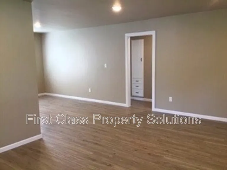 7001 NW 45th St — Photo 3