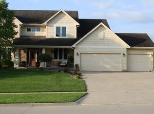 9324 Wickham Dr, Johnston, IA 50131