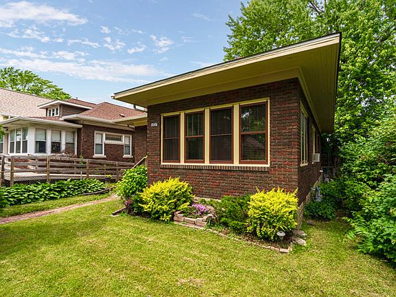 3rd image of 107 Geranium Ave W