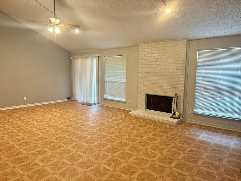 10422 Eagle Glen Dr — Photo 3