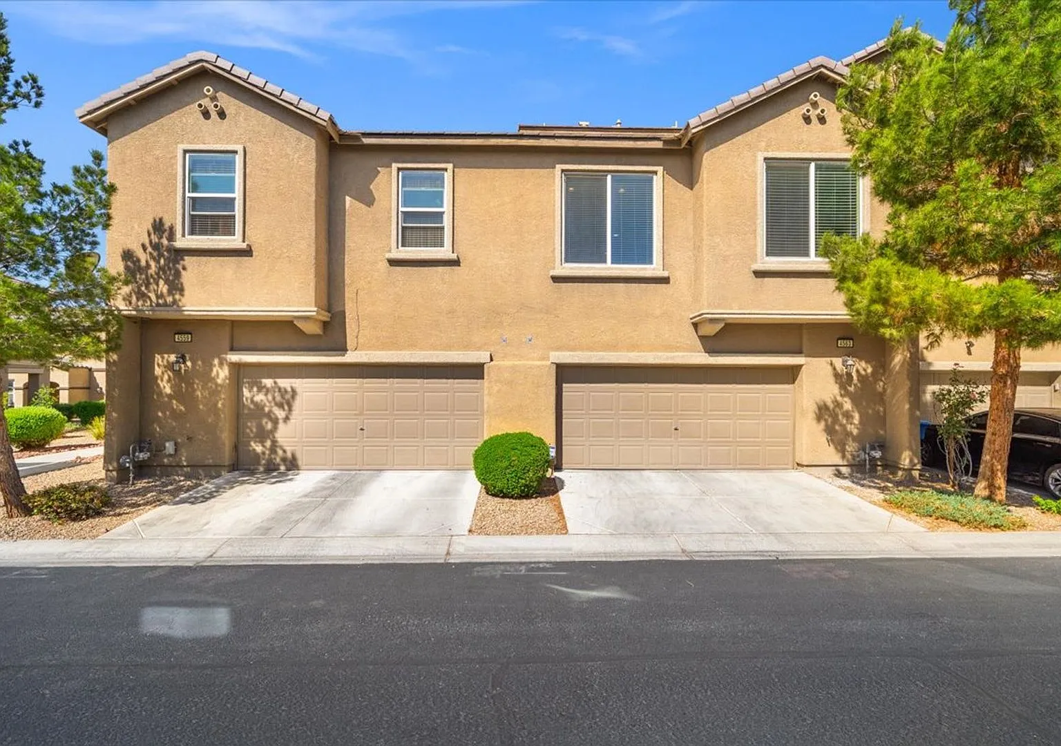 Multiple Living Spaces, Dual Primary Suites in 4 Bd 3.5 bth 2 Car Garage — Photo 2