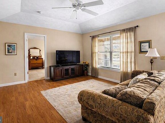 5th image of 1076 Stuart Dr
