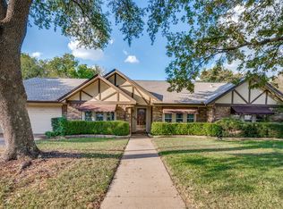 4111 Three Oaks Dr, Arlington, TX 76016