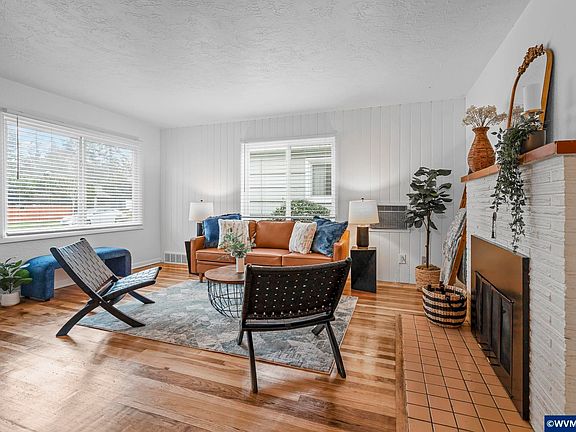 4th image of 1155 18th St NE