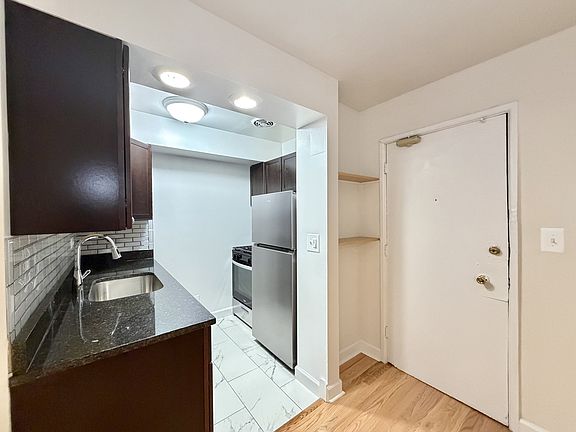 3rd image of 6830 N Sheridan Rd APT 362