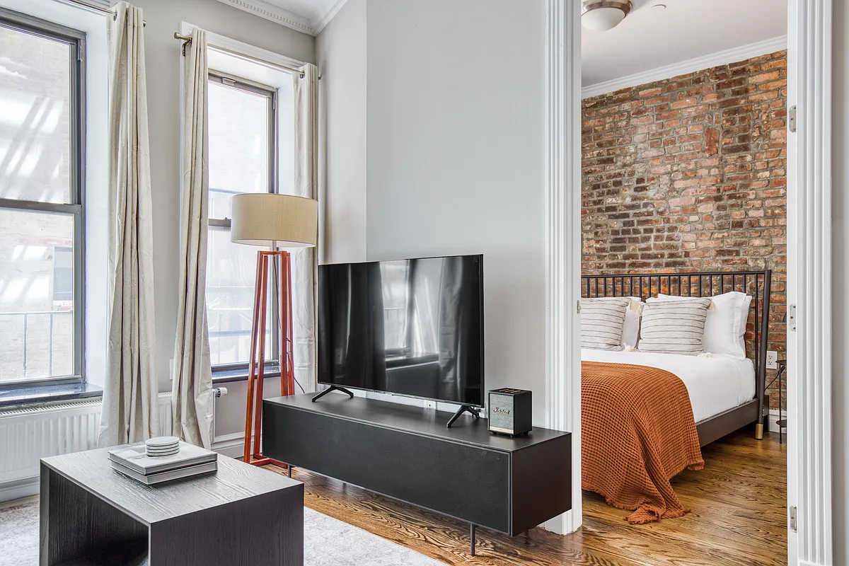 Building Photo - 202 E 13th St #2A