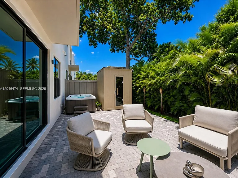 3300 SW 15th Ave — Photo 2
