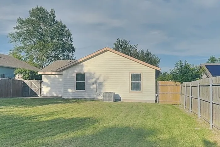 709 Pride Ct — Photo 17