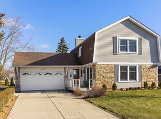 305 Stoney Brook Ct, Algonquin, IL 60102