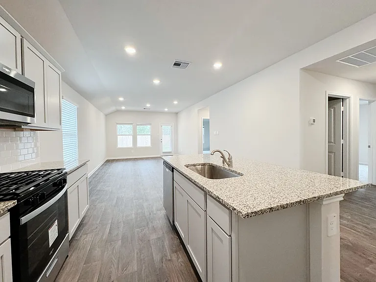 1207 Camden Ln — Photo 6