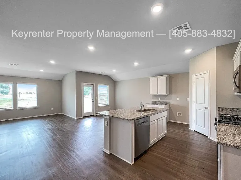 1308 Sunstone St — Photo 9