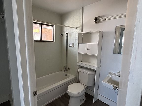 3rd image of 525 W Pacific St