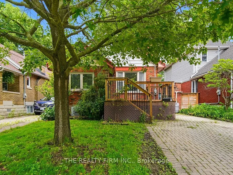 97 Springbank Dr — Photo 3