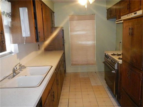 5th image of 2301 Dewberry Ln