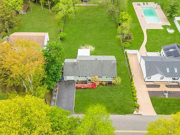 3rd image of 60 Colonial Street