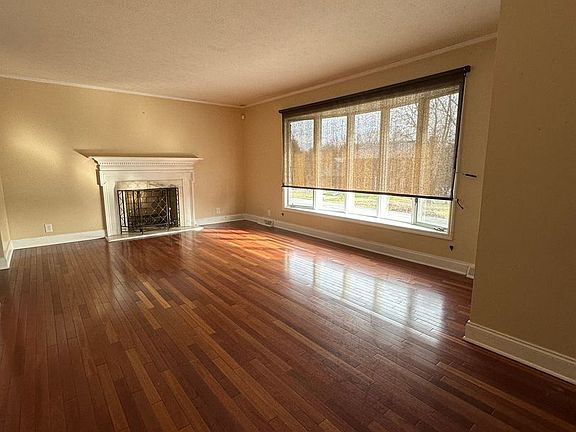 5th image of 124 Arlington Cir