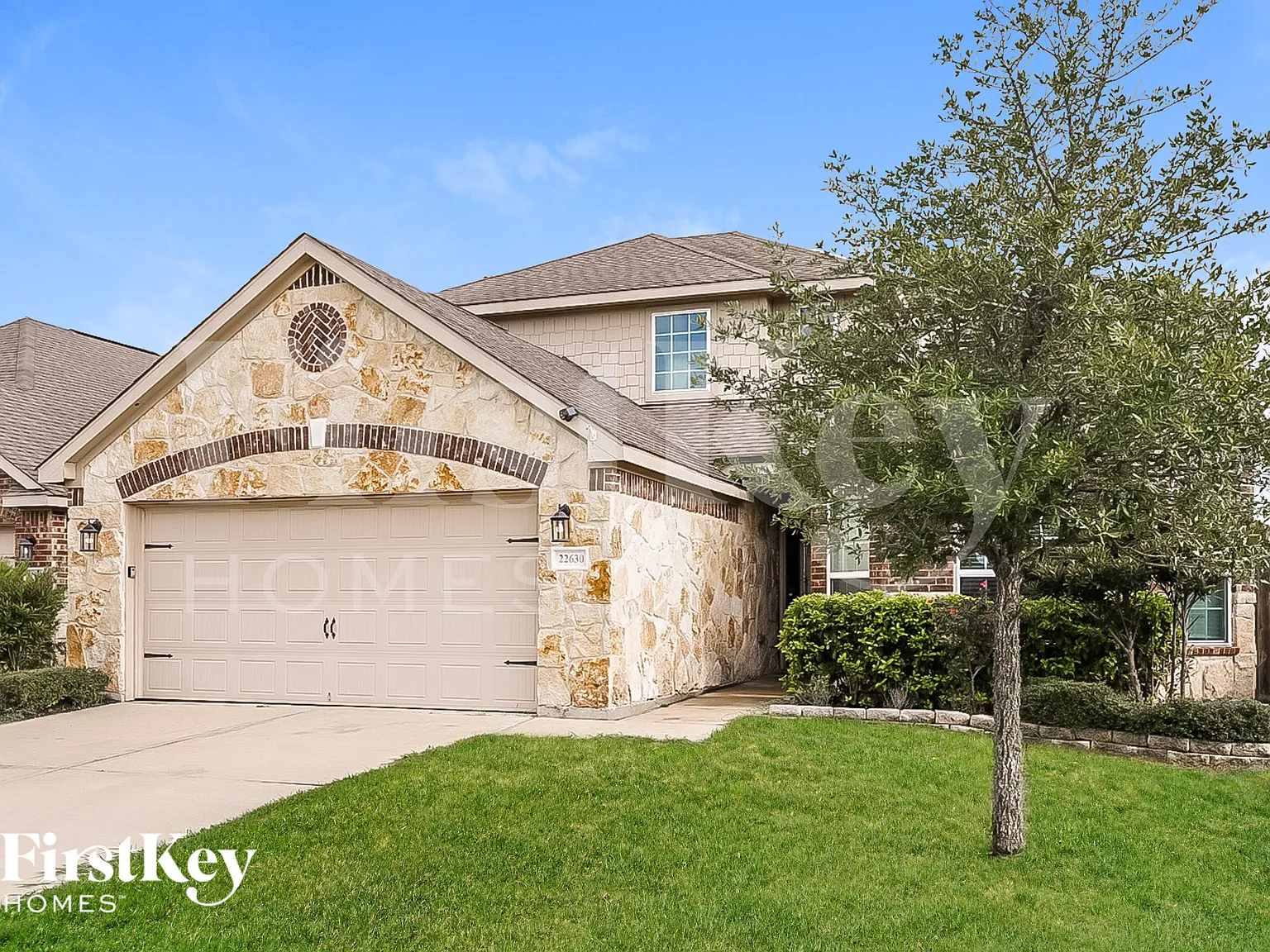 4 bed, 2.5 bath, 2216 sqft, $2,405 — Photo 2