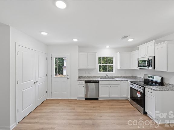 3rd image of 418 Kershaw St