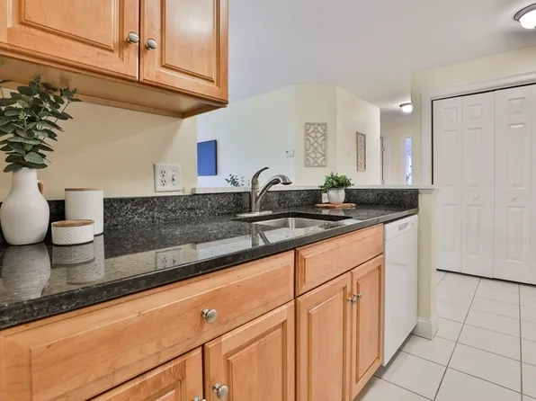 1 Millbrook Ln APT 310, Wakefield, MA 01880