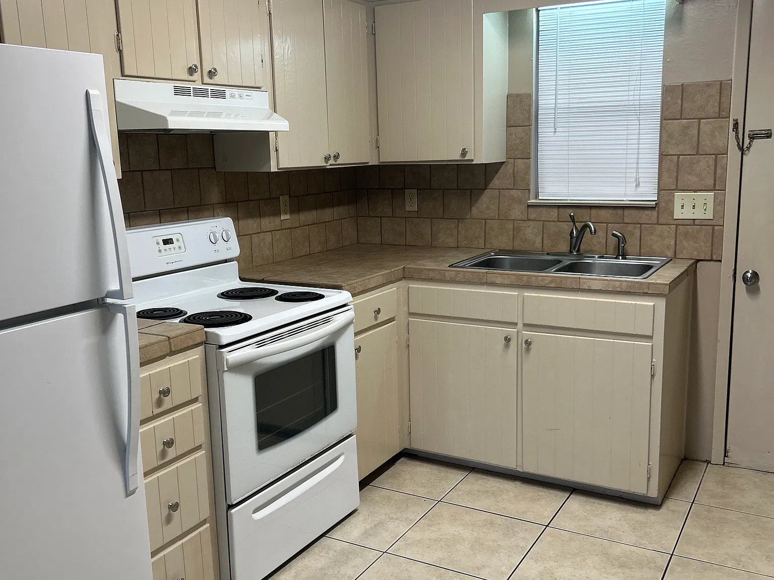 2 bed, 875 sqft, $1,450 — Photo 2