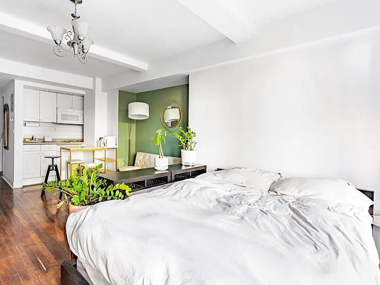 320 E 42nd St #1003 — Photo 15