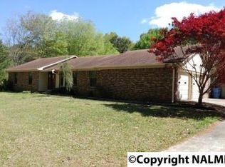 1716 Woodbreeze Cir SE, Hartselle, AL 35640