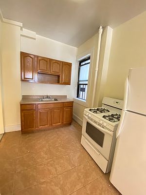 2nd image of 600 Park Pl #A5
