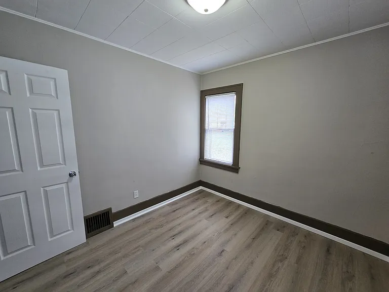 947 Newton St — Photo 10