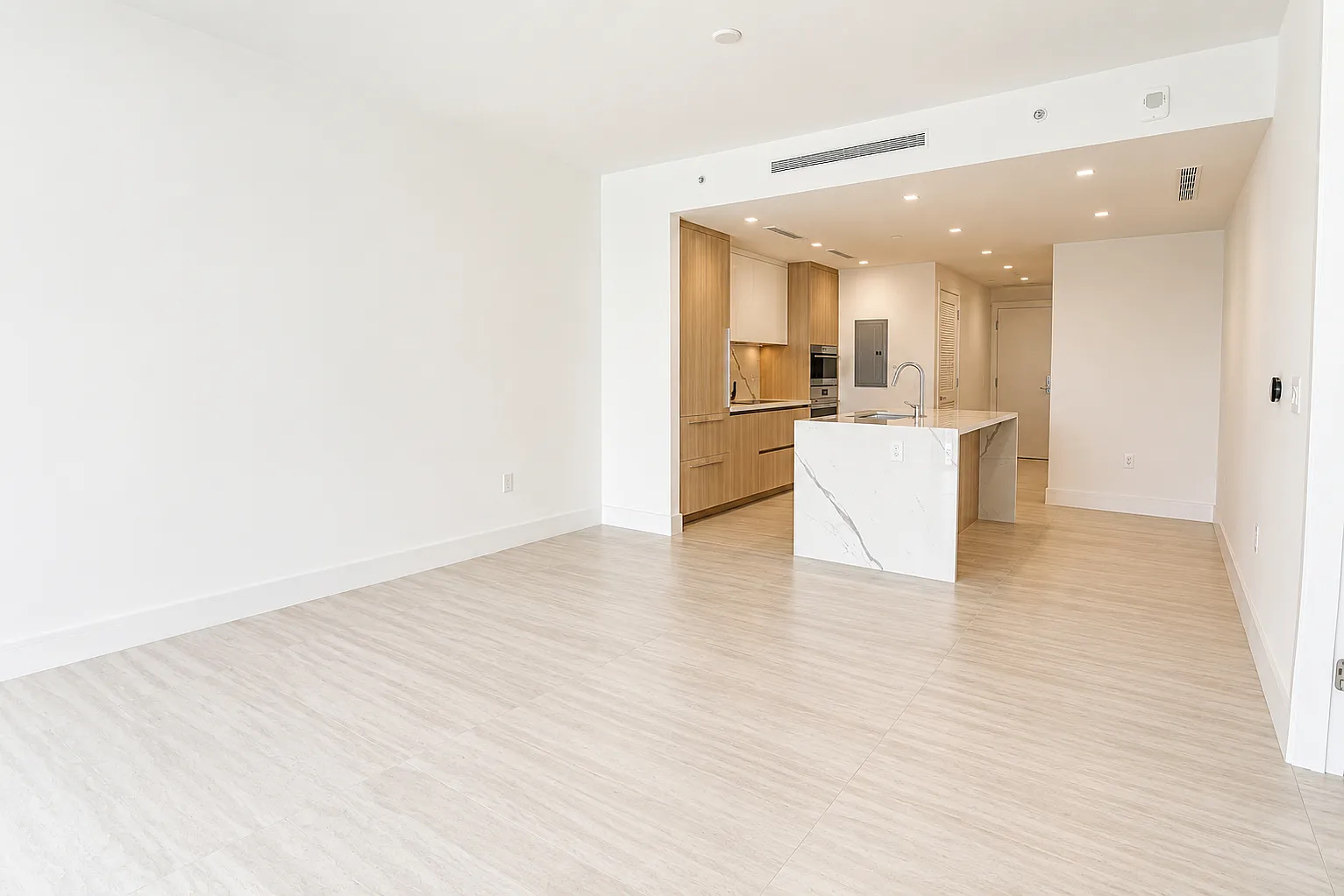 1 bed, 1.5 bath, 962 sqft, $5,900 — Photo 2