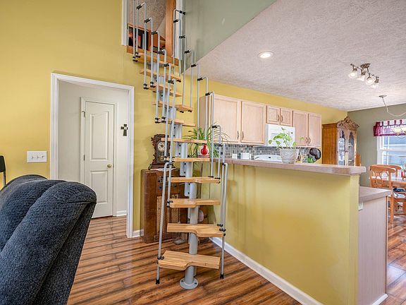 4th image of 1275 Tiree Dr