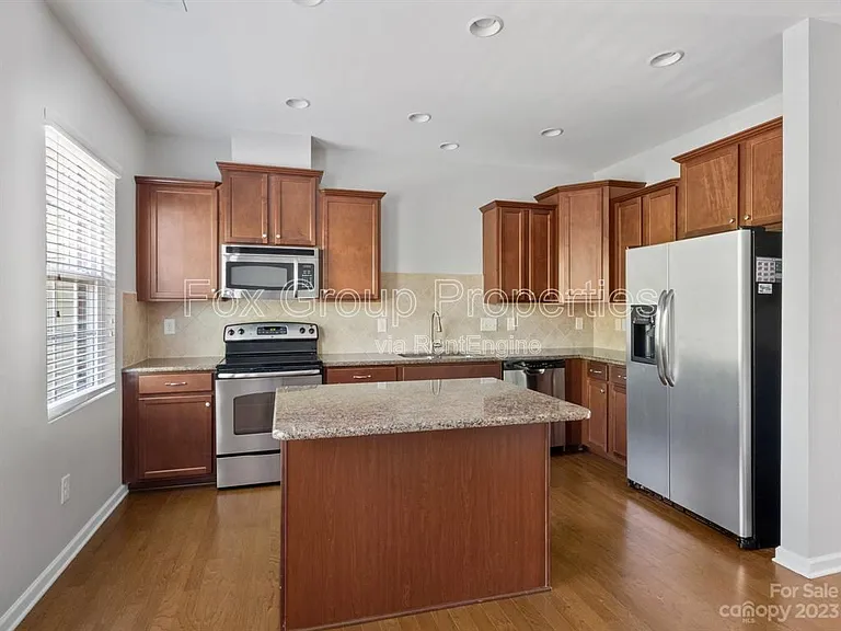 19036 Lake Breeze Dr — Photo 17